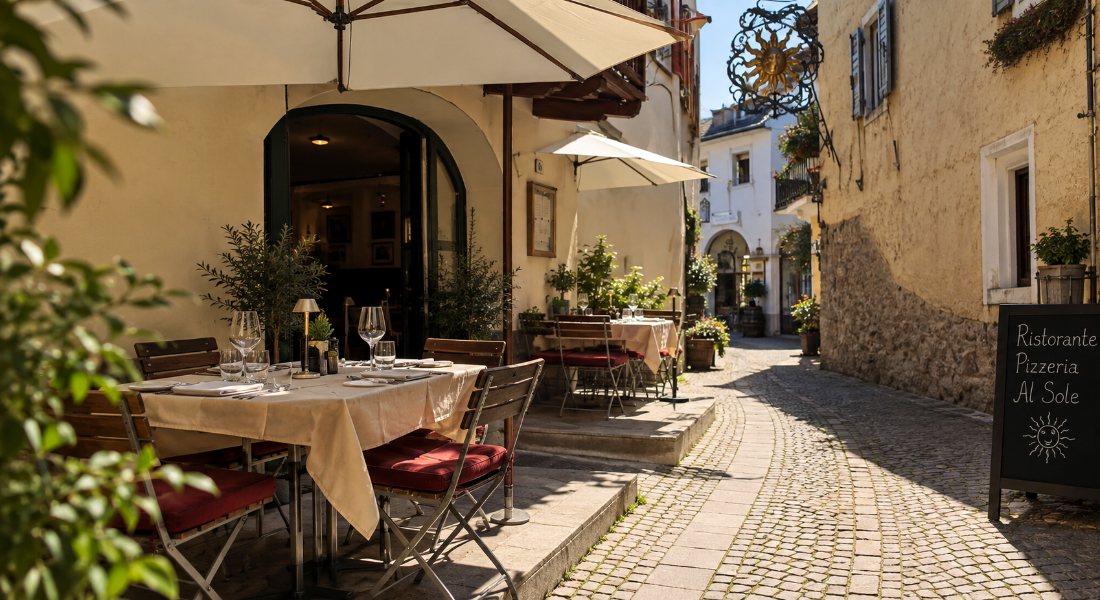 Tavoli nel vicolo del Ristorante Al Sole ad Appiano