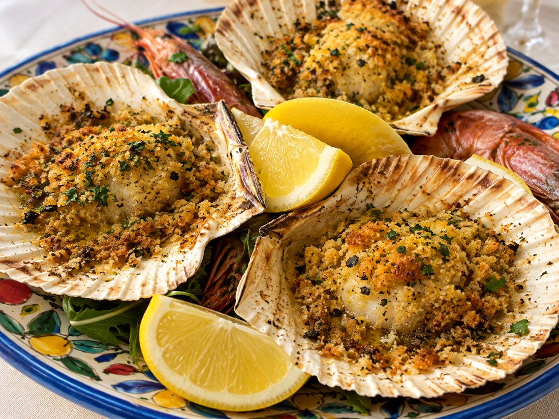 Grilled prawns with lemon
