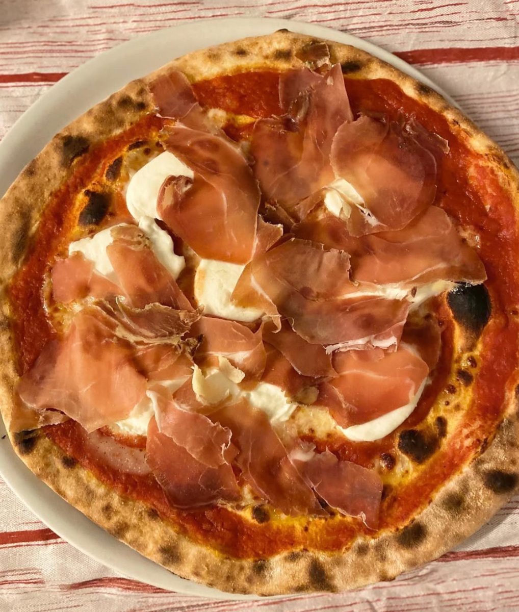 Pizza with prosciutto crudo and buffalo mozzarella